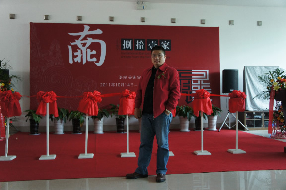 王卫民在开幕式主席台前