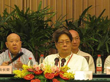 新当选的上海文联主席施大畏
