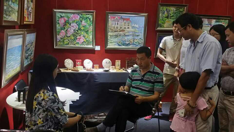 2014年9月20日在国际收藏艺博会上与美国女画这柳德米拉共同为美术爱好的者展示2