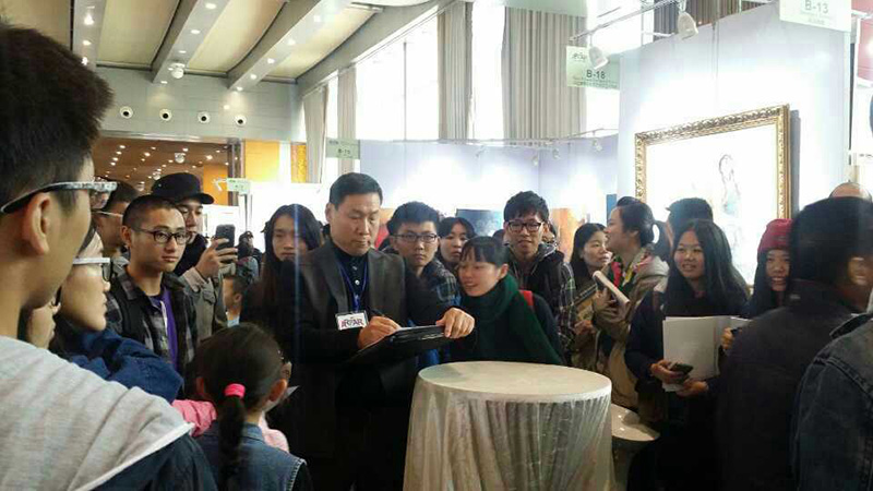乔海旭2014年12月在国际艺博会表演引轰动