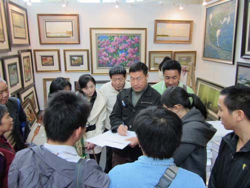 乔海旭在艺术博览会为美术爱好者表演