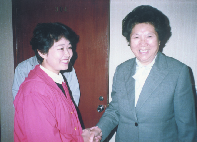 与人大副委员长陈慕华合影