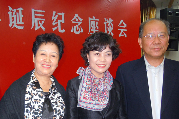 与中国作家协会主席铁凝合影