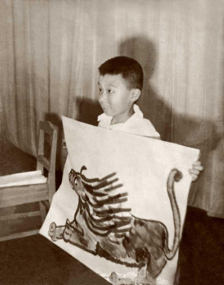 1958年6月1日，在北京儿童电影院台上现场作画后向观众展示