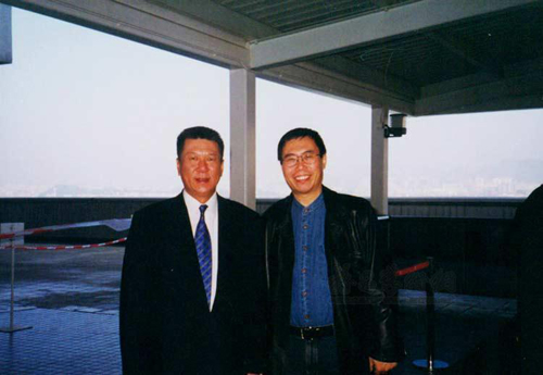 1999澳门回归前两日和特首何厚华同乘直升机