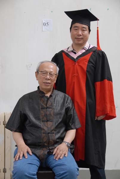 博士毕业时与理论导师薛永年教授在一起