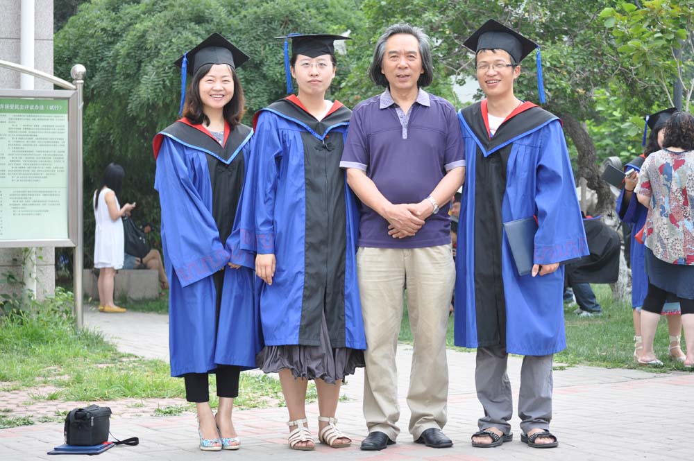 与导师霍春阳和研究生同学