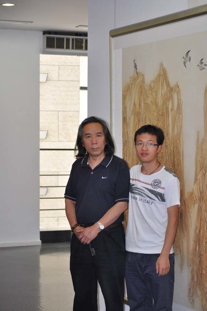 毕业展览上与导师合影