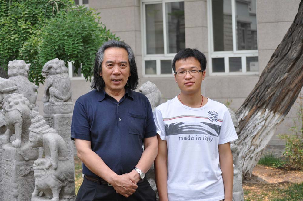 大学时期与导师霍春阳合影