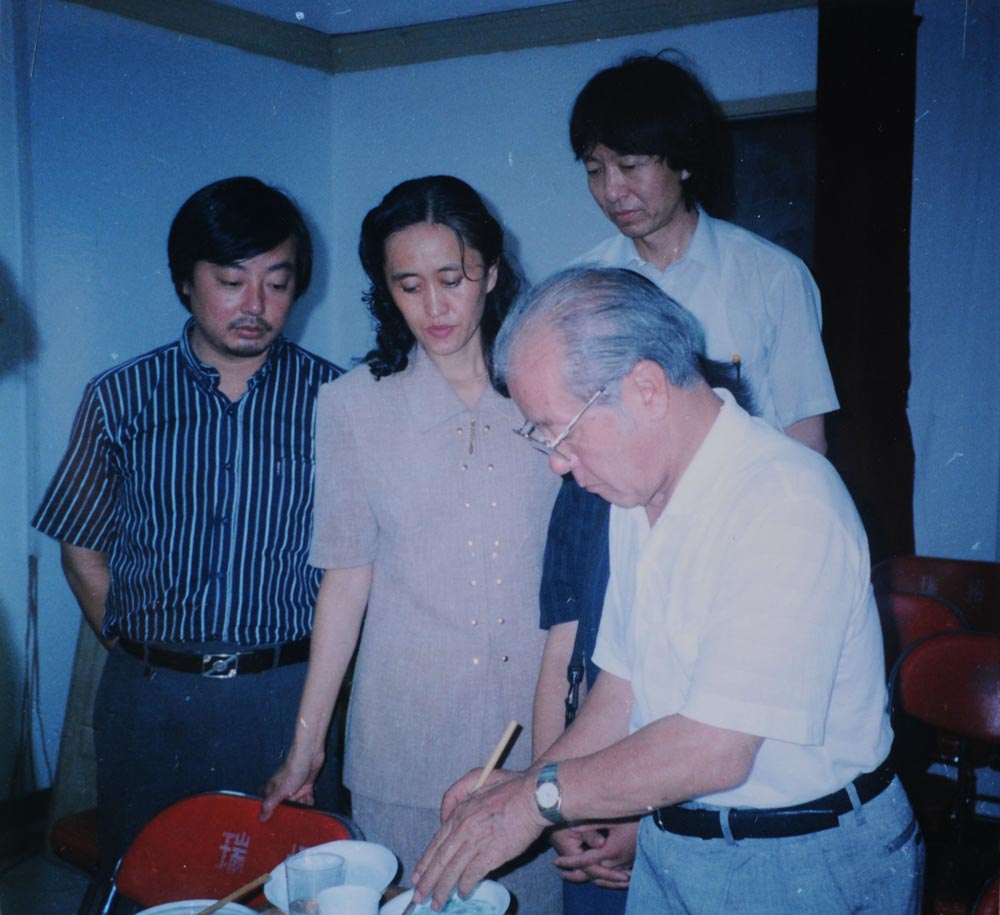 观上村淳之先生作画