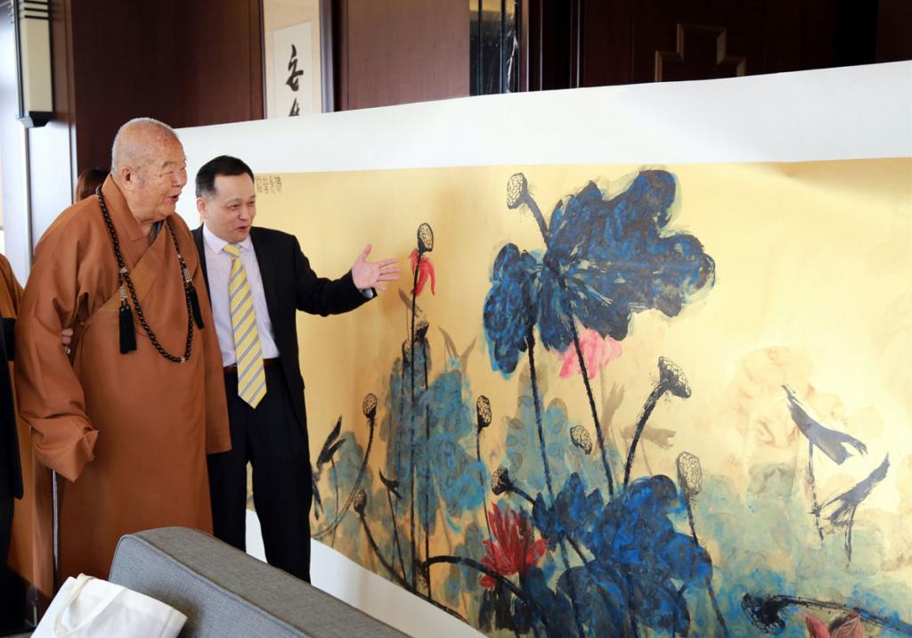 中國書畫家君壽贈「佛光普照 金色荷塘」