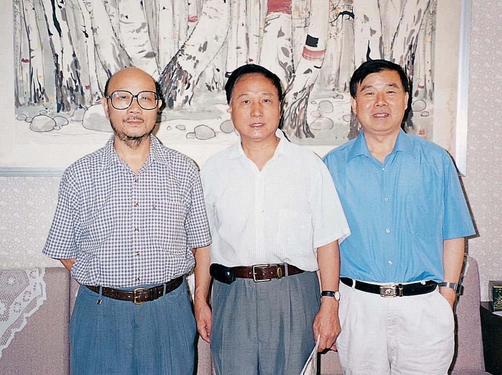 作客中央电视台与洪鸣生（中）赵立凡（右）合影