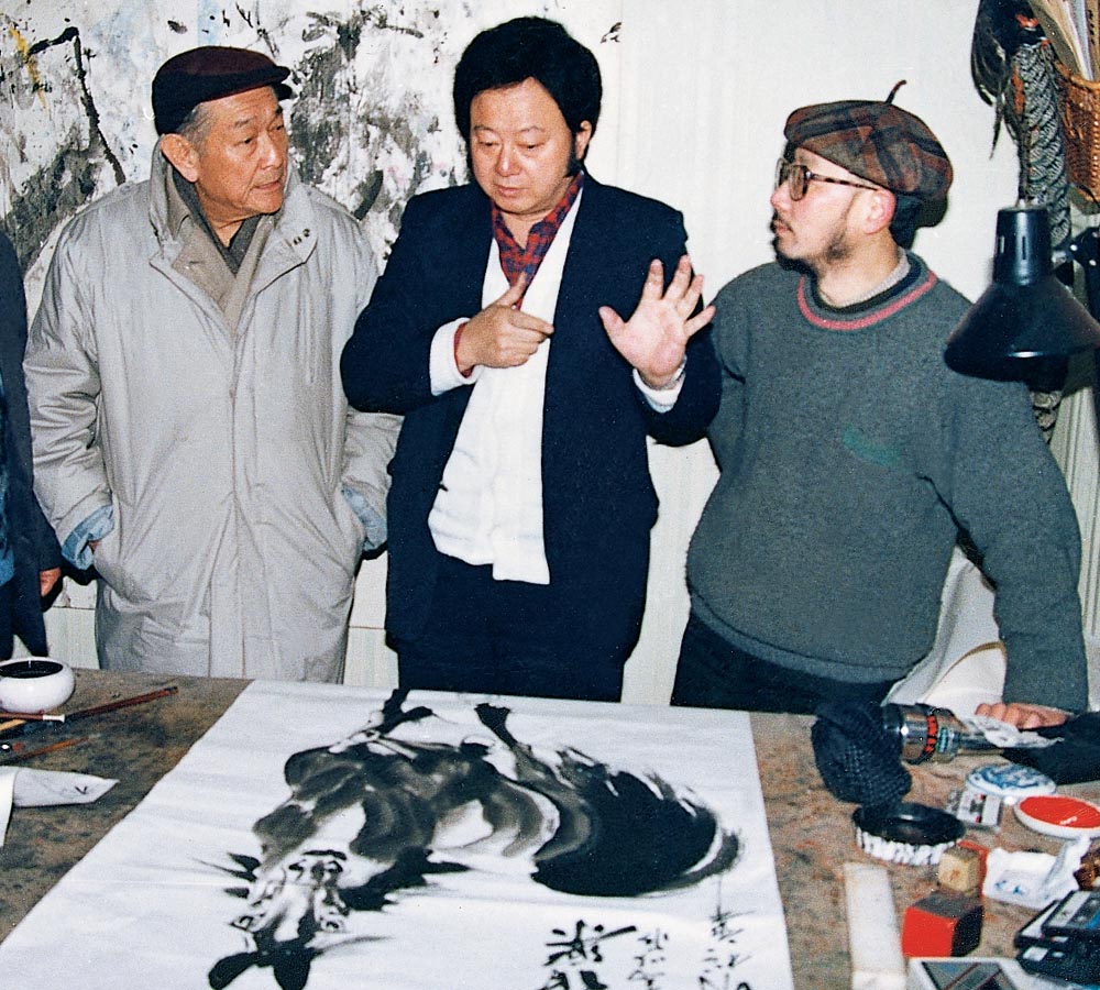 与谢添（左）听胡松华（中）谈艺