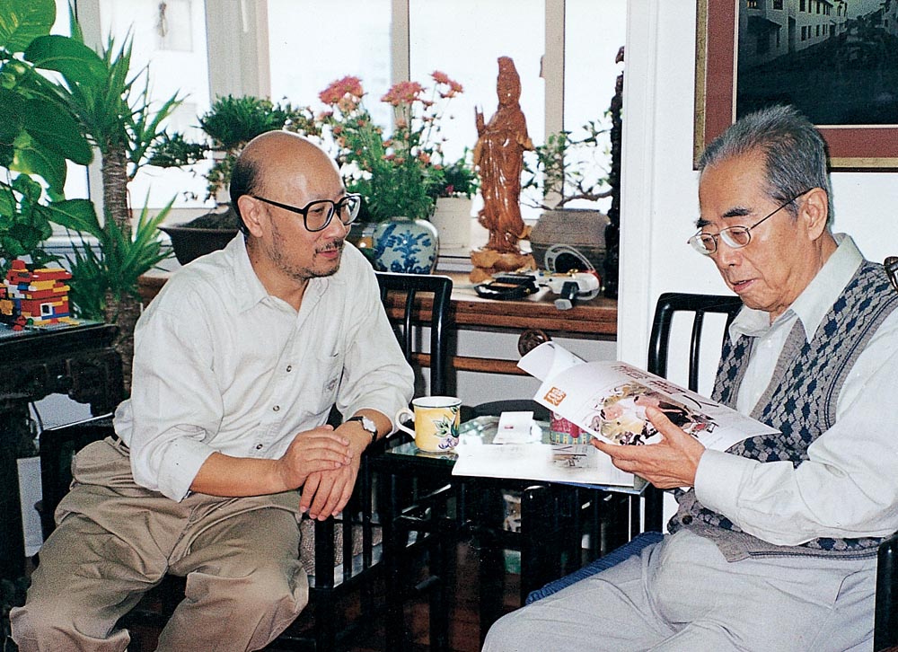 程十发先生在泸翻阅《读书人》