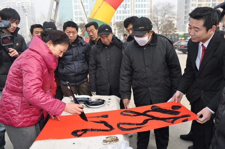 免费为群众送对联