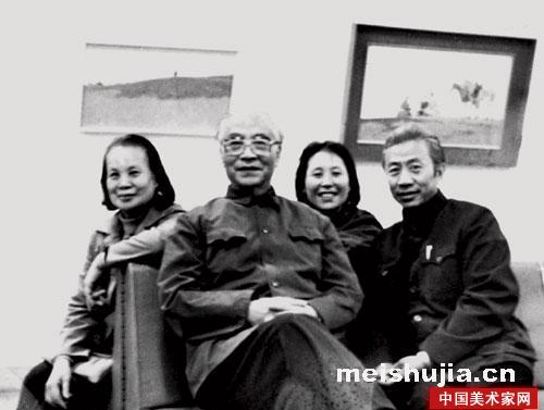 1981年吴作人夫妇在“妥木斯油画展”上