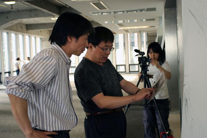 中国写实画派《热血五月·2008》抗震救灾义创作现场 艾轩在创作 　