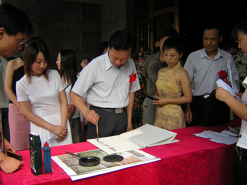 王文章副部长出席2006届毕业生作品展2006年7月