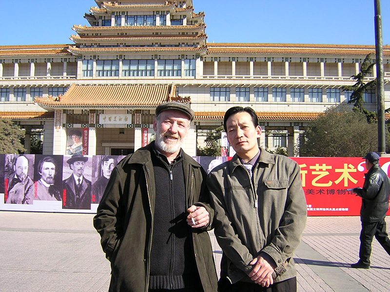 利特维诺夫·吴亚契斯拉夫教授与孙嘉成画家参观俄罗斯艺术300年展览2006年3月
