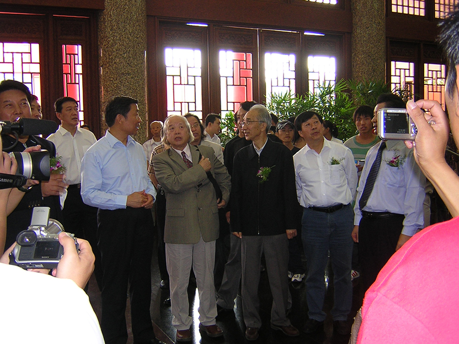 李源潮副主席、著名油画家靳尚谊、美协主席刘大为与孙嘉成画家出席2006中国百家金陵画展2006年10月