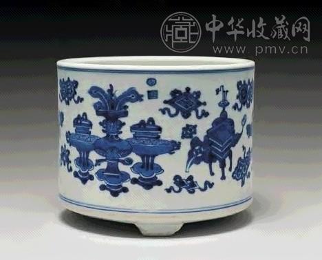 清康熙 青花博古图三足炉