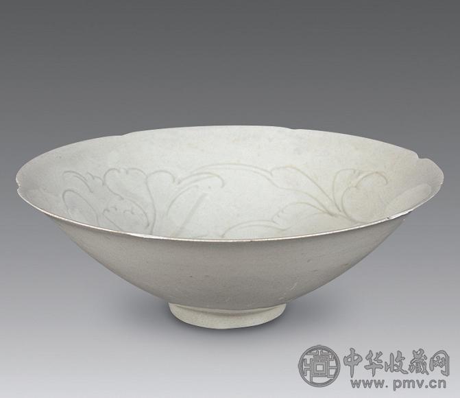宋 青白釉划花牡丹纹葵口斗笠碗