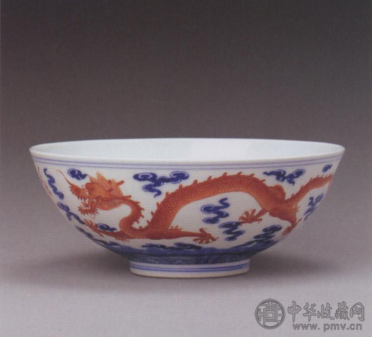 清道光 青花矾红云龙纹碗