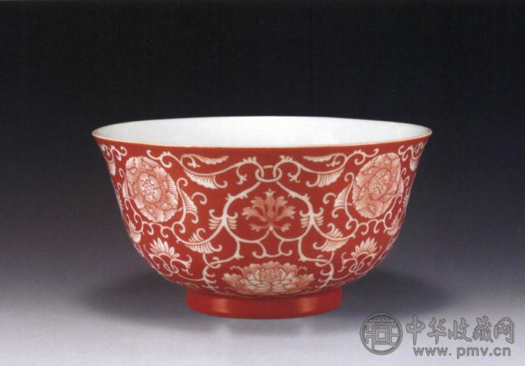 清乾隆 盖血红缠枝花卉碗