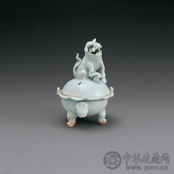 元 青白瓷狮钮铺兽三足香熏
