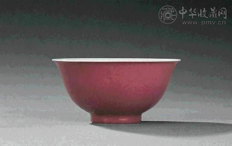 清雍正 胭脂红釉暗花龙纹碗