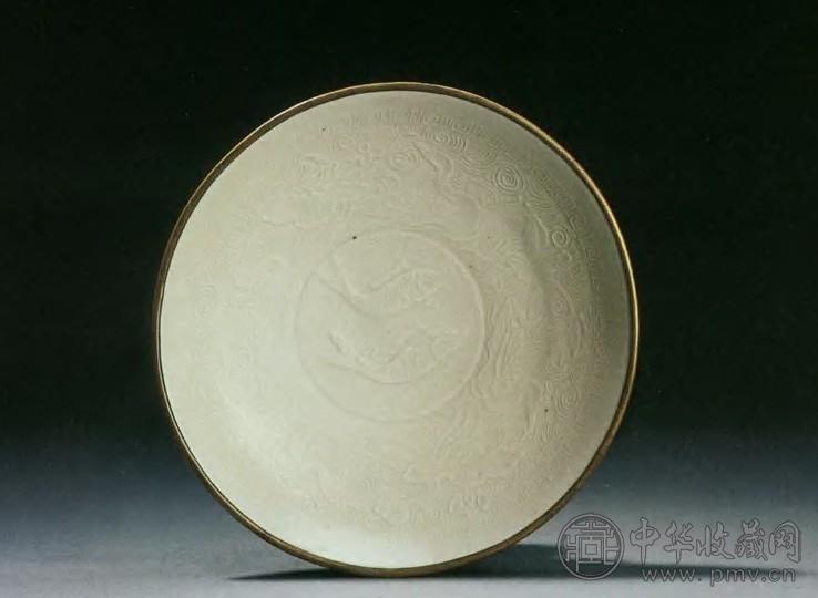 宋/金 定窑白釉印鱼鸭戏水纹盘