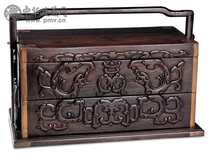 清初 梓檀雕螭纹提盒