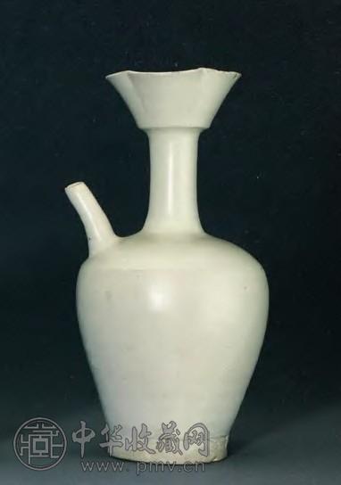 五代 白釉菱花口壶