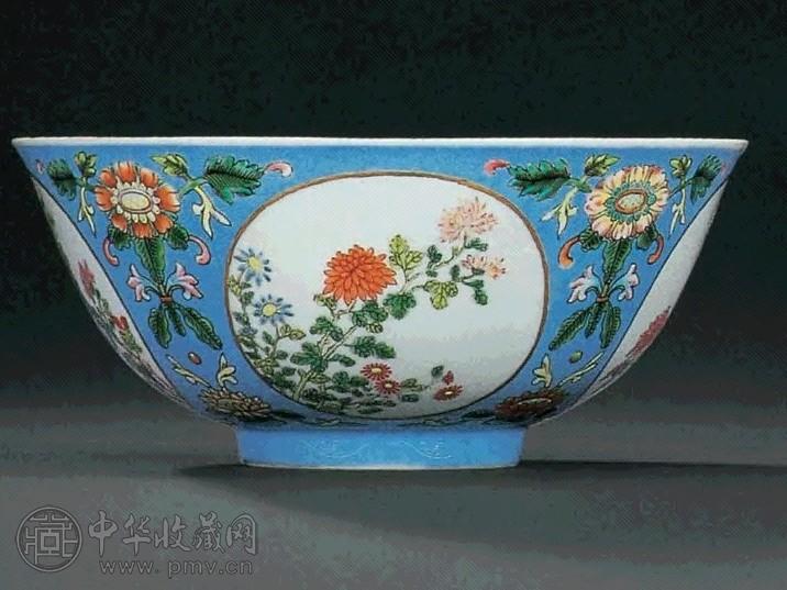 清道光 蓝地粉彩开光花卉盌