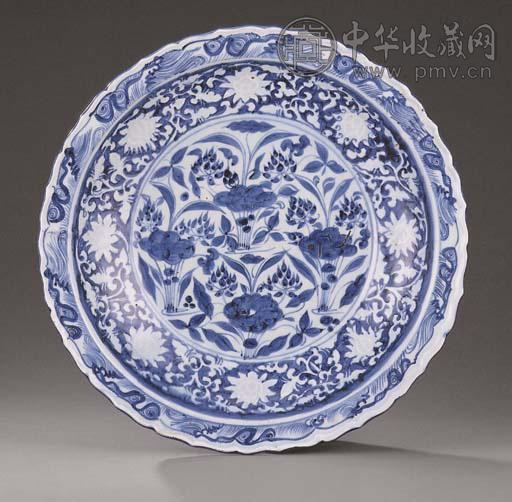元十四世纪 青花荷塘印凸花缠枝莲纹棱口大盘