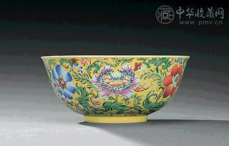 清道光 黄地粉彩缠枝花卉碗