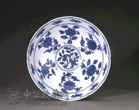 明万历 青花折枝花果纹葵口碗