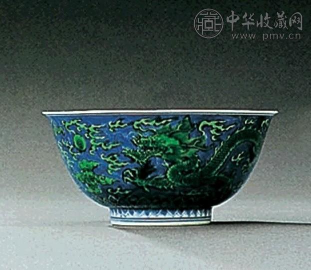 清康熙 青花地绿彩双龙戏珠纹盌
