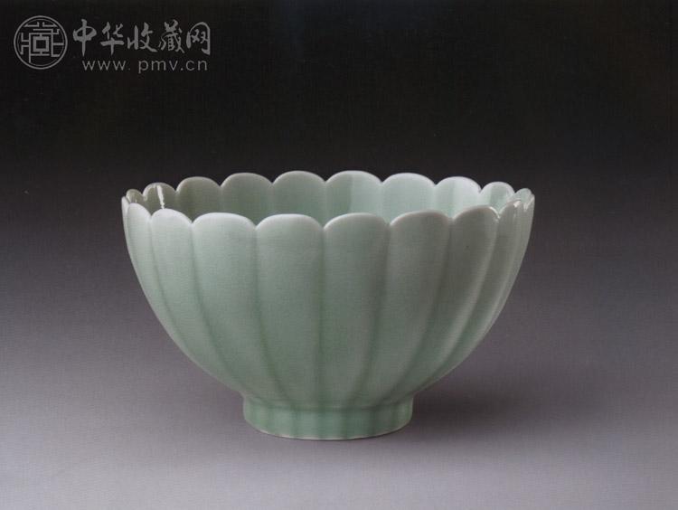 清雍正 粉青釉菊瓣碗