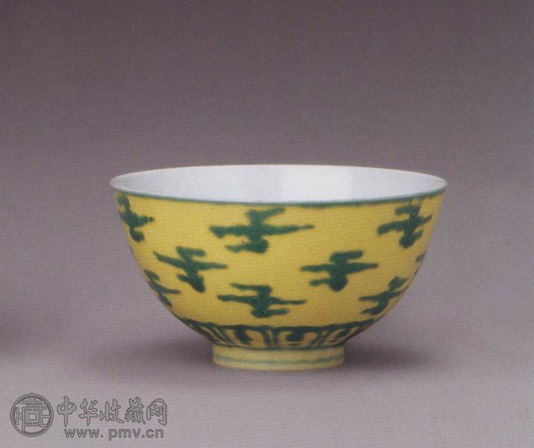 清康熙 黄地绿彩云纹碗