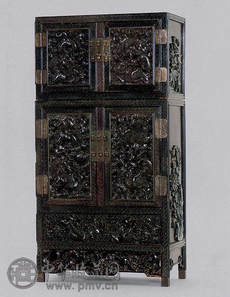 十八世纪晚期 紫檀雕五爪龙如意云纹小顶箱柜