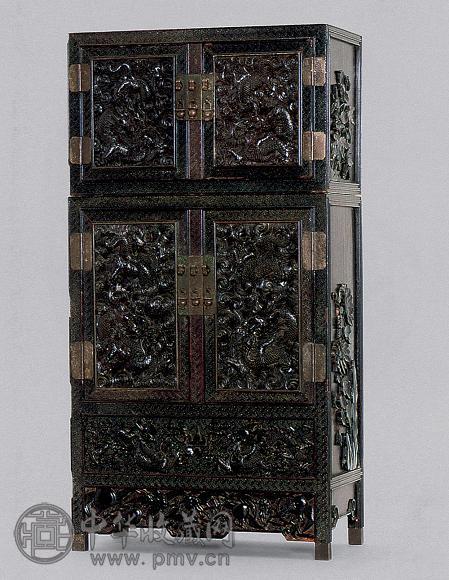 十八世纪晚期 紫檀雕五爪龙如意云纹小顶箱柜