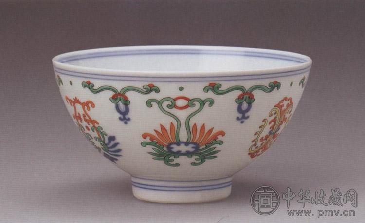 清乾隆 斗彩忍冬纹碗