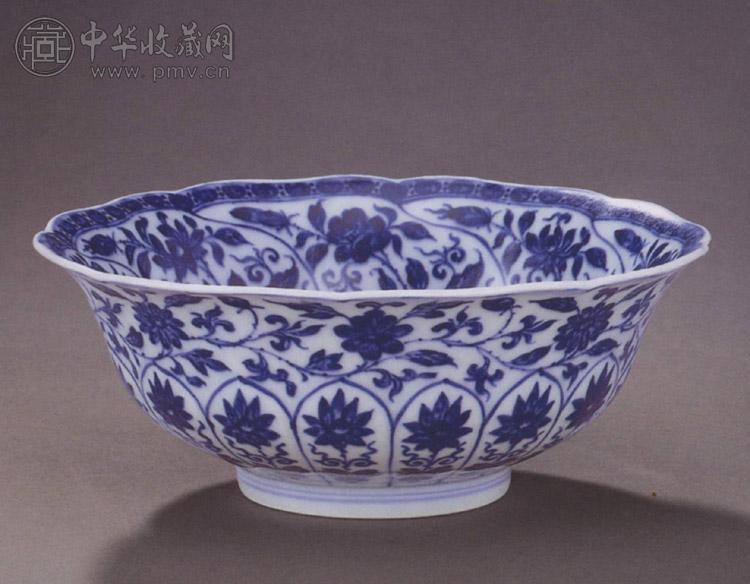 清雍正 青花缠枝花卉花瓣式碗