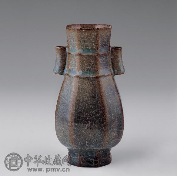 南宋官窑贯耳穿带八方瓶