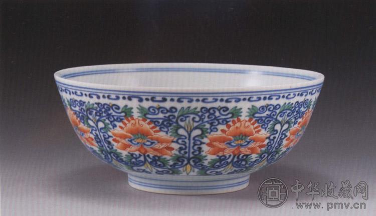 清乾隆 斗彩缠枝花卉碗