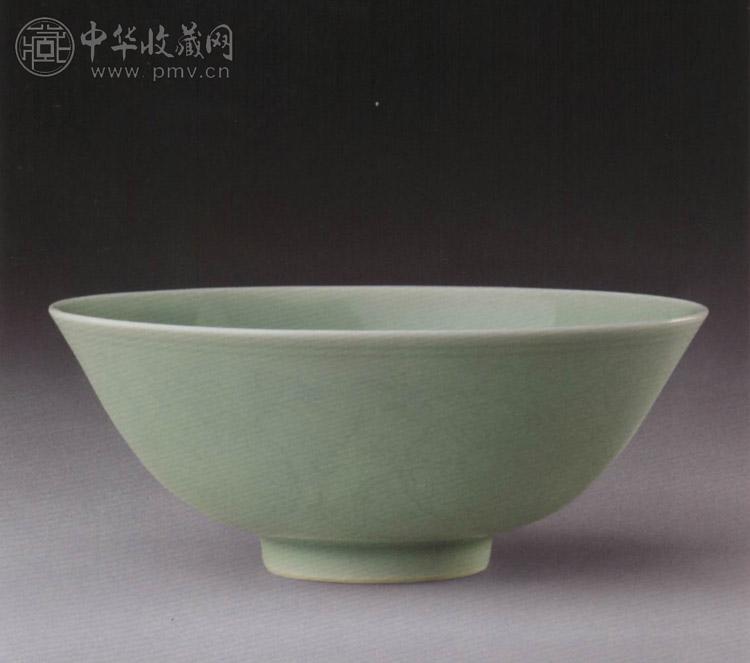 清乾隆 豆青釉刻花卉纹碗