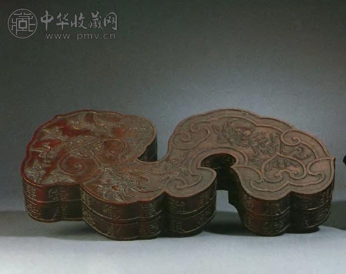 清十九世纪 浮雕福寿纹如意形红本盒