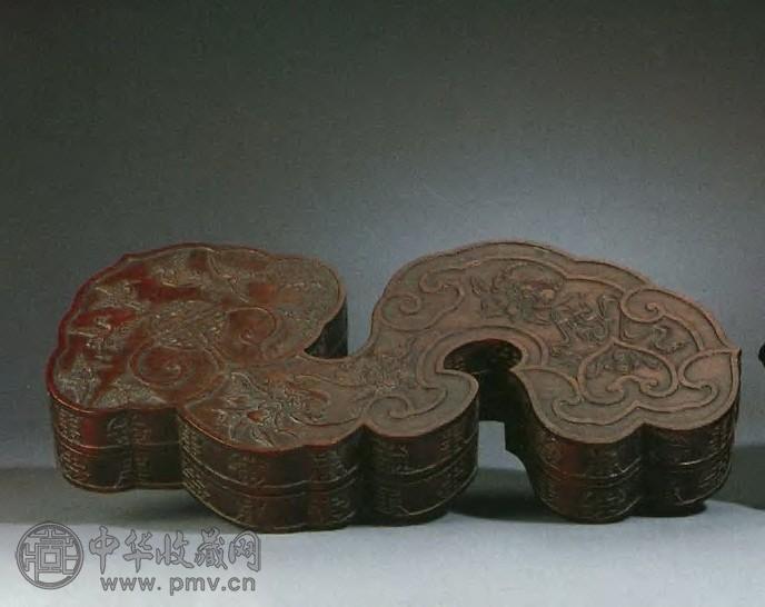 清十九世纪 浮雕福寿纹如意形红本盒