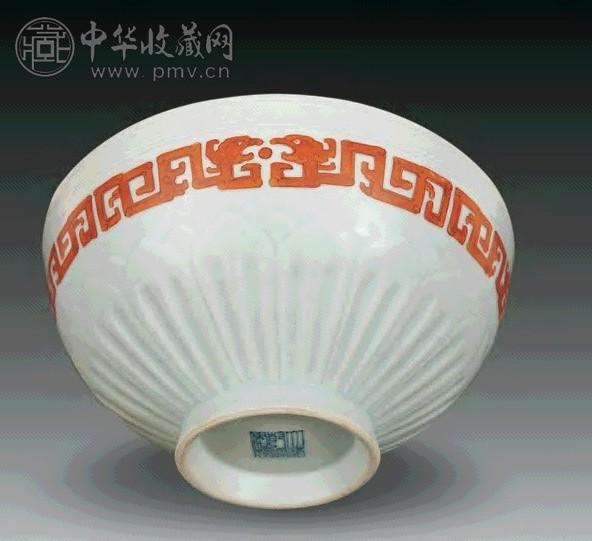 清乾隆 白釉暗刻矾红碗